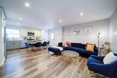 Image de Stylish Charlotte Home: 4br, Bbq, Free Parking & Modern Comfort