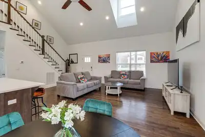 Image de Hot Tub & Yard: 'Temptation Stays' Home in Roanoke