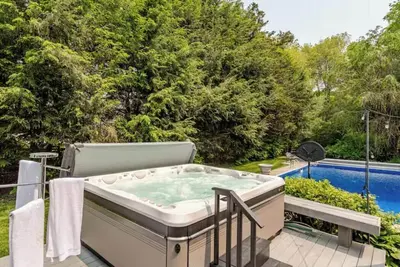 Image de Spacious 4-bedroom house with Ac in tranquil Norwalk. Year round hot tub. Pool