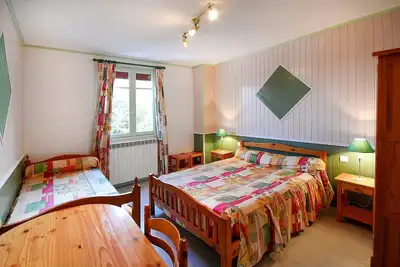 Image de Chambre d’hôtes « Chambre Verte » avec terrasse et jardin communs, Wi-Fi