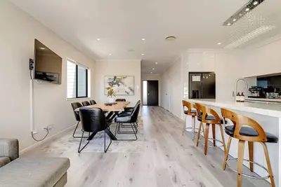 Image de Spacious Home | 2 Lounges, Gym & Deck near Manukau