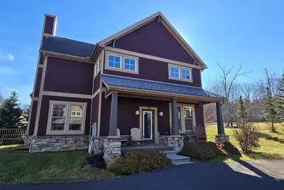 Image de Better At The Lake - Centrally Located 4br w/ Hot Tub & Fireplace