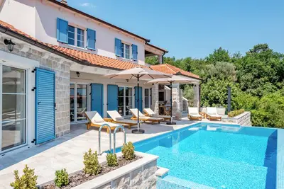 Image de Spacious 4-bedroom villa with private heated pool, spa zone, and gym.