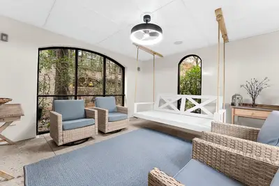 Image de Charming, spacious cottage in popular Cypress Point