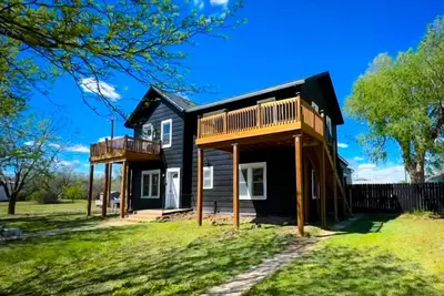 Image de Rhinestone Cowgirl is a chic pink-inspired upper-level apartment just blocks from downtown Russell. Enjoy a cozy bedroom, living area with Smart Tv, kitchenette, full bath, private balcony, and shared backyard with grill, firepit, and laundry.