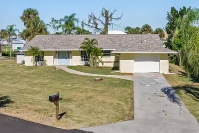 Image de Welcome to your perfect seasonal retreat on beautiful Pompano Street.