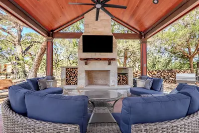 Image de Charming Wimberley Cabins | Hot Tubs & Fun Amenities