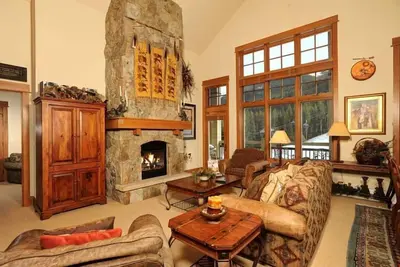 Image de Elegant Ski-in/Ski-out Condo + Outdoor Hot Tub