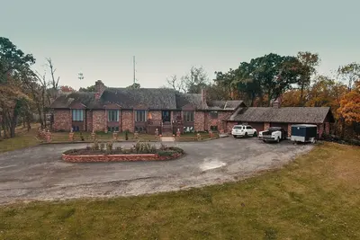 Image de Convenient Spacious 7-bedroom estate in Shawnee neighboring the Park