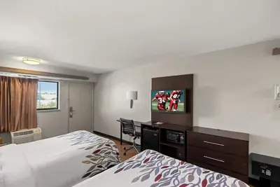 Image de 3 Comfortable Airport-Area Rooms Near Lake, Golf, Dining & Local Attractions