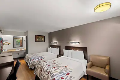 Image de 3 Pet-Friendly Rooms Near Historic Main Street, Local Festivals & Lake Activity