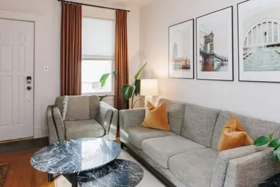 Image de Cozy Mid-Century Bungalow, Close to All, Backyard