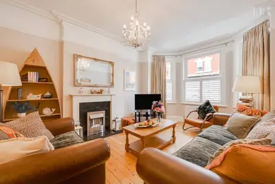 4 Bed in Whitby (oc-w1030)