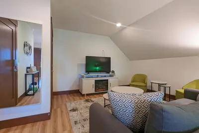 Image de Dog-Friendly, Sophisticated and Chic Room Designer Suite!