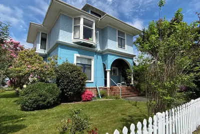 Image de Victorian in Downtown Arcata features 8 bedrooms