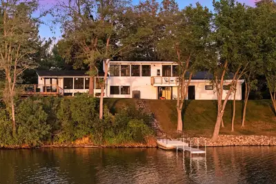 Image de Stunning Mid-Century Lakeside Retreat on Cedar Lake in Nashua