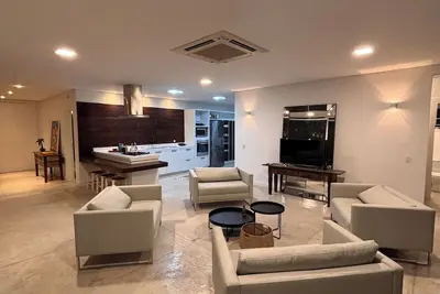 Image de Luxury house - Swimming pool and soccer field