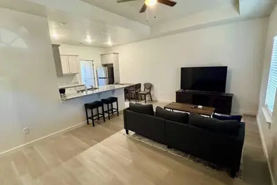 Image de Brand New Modern Home, Fenced Backyard, Pets Ok