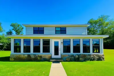 Image de Comfy Lakeside Home Pet Friendly Gameroom Peloton