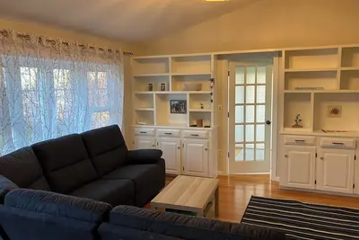 Image de New Listing! Newly-updated, comfy 3br house minutes from Humarock Beach