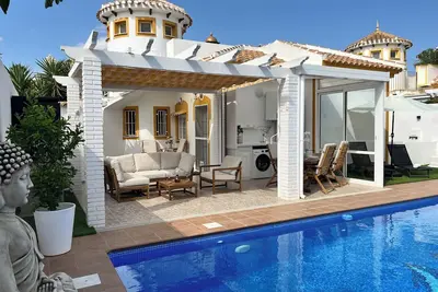 Image de Villa de luxe avec piscine privée dans un cadre tranquille