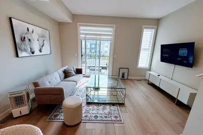 Image de Family Townhouse + Trails & Lake Nearby