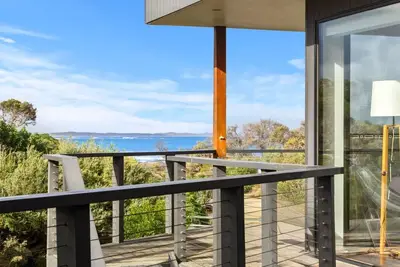 Image de Beach front living with ocean views in a large multi zone house - surfs up!