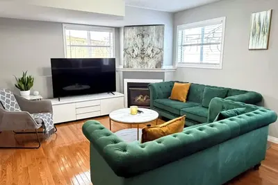 Image de Luxurious 2 Bedroom Furnished Basement – Private Entry & All Utilities included!