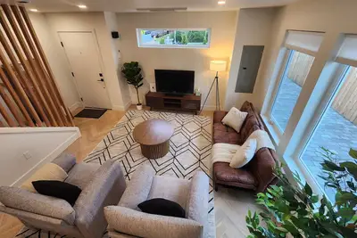 Image de 2 bed 2 bath, Private Home with Outstanding Views! 10min to Beach/Downtown