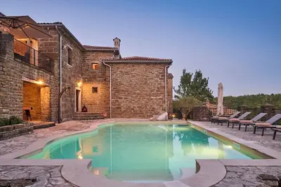 Image de Maison de vacances privée avec Wifi, bain à remous, piscine privée, climatisation, Tv, terrasse