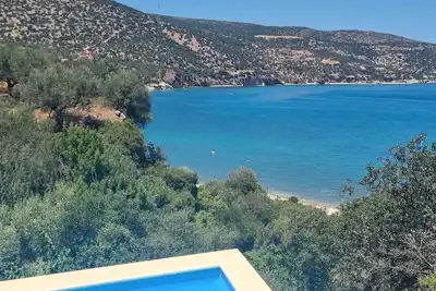 Image de A luxurious specious 4 bedroom sea front modern villa