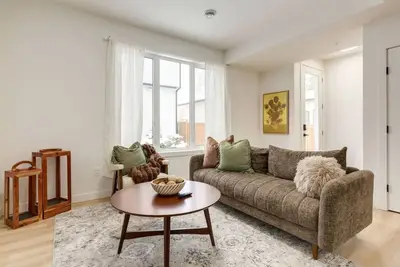 Image de \"Mint & Mahogany\" 3bdrm-close to C-Train!