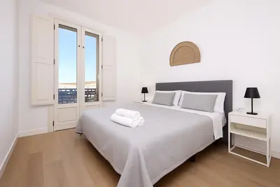 Image de Acomodis Apartments - Cozy 12-bedroom GroupFlat 8-Baths Barcelona Center max 24
