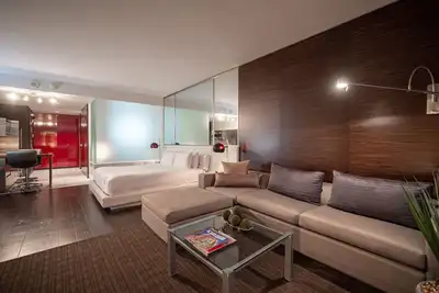 Image de Svs: High Floor Sunset View Studio | Resort Pool | Palms Place