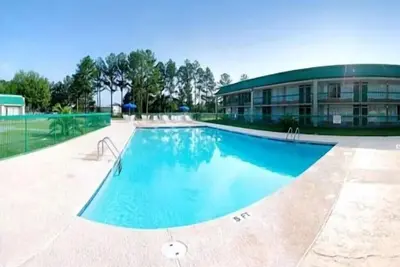 Image de Charming Room w/ Outdoor Pool, Near Pine Street Park