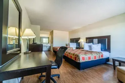 Image de 3 Relaxing Rooms w/ Seasonal Outdoor Pool - Near Lighthouse Beach!