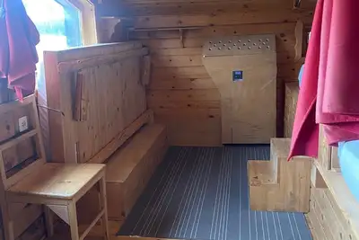 Image de Cabane autonome. \nPerchée sur pilotis, à 1250 m d'altitude dans la Haut Jurà