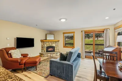 Image de Cozy Pines Condo~Central Location~Easy Shuttle to Ski