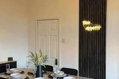 Image de 4 bed house in Leeds. \nSleeps 9 guest. Jacuzzi bath and parking free