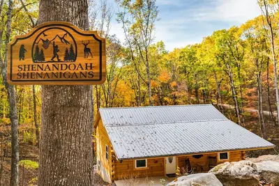 Image de Shenandoah Shenanigans Mountain Retreat - Game Room - Hot Tub - Fire Pit