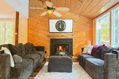 Image de Mountain Moose Chalet- indoor hot tub, FirePit