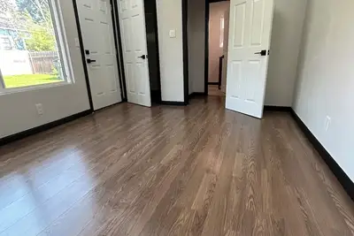 Image de Great neighborhood, Rose Bowl area. Front patio with hedges for family privacy.