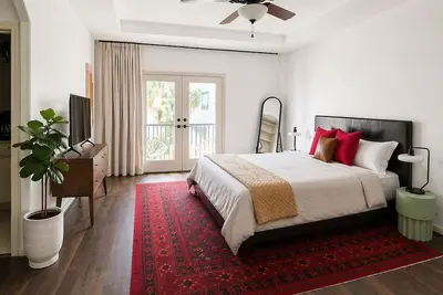 Image de Designer Home · Sleeps 7 · Free Garage Parking · Near Memorial Park