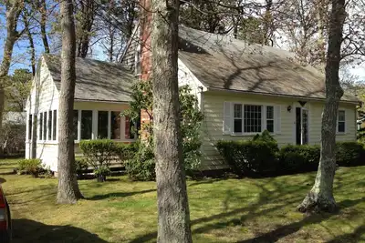 Image de Tranquil 3-bedroom home in West Hyannisport- 1 minute drive to Craigville Beach