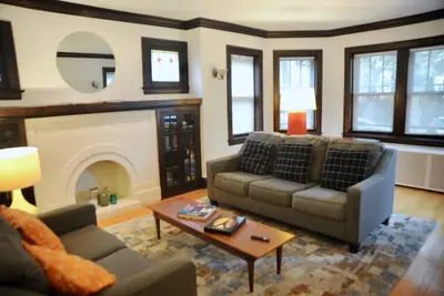 Image de Vintage ArtHaus 2br/1ba 1st Fl w/ office, yard, and garage