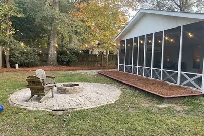 Image de Fenced in home by Charming Downtown Summerville - 35 min to Charleston!