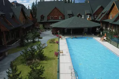 Image de Delightful Chalet with Heated Pool & Hot Tub - Cozy Townhome