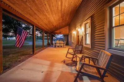Image de Modern 1860’s Farmhouse at Amazing Grace Barn located next to the Shenango Lake