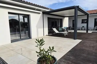 Image de 74 Grec - Agréable villa avec piscine en ville