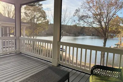 Image de Serene waterfront 4-bedroom townhome, in Reynolds Lake Oconee, Marina adjacent